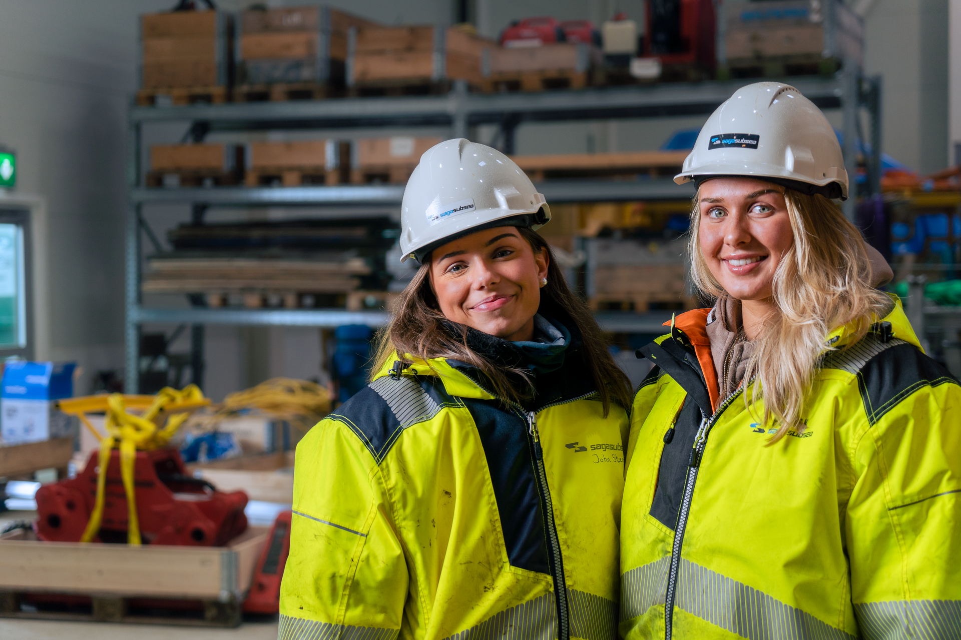 Portrait of two young women in hardhats in a warehouse_Maverix Media _ Innovation Norway