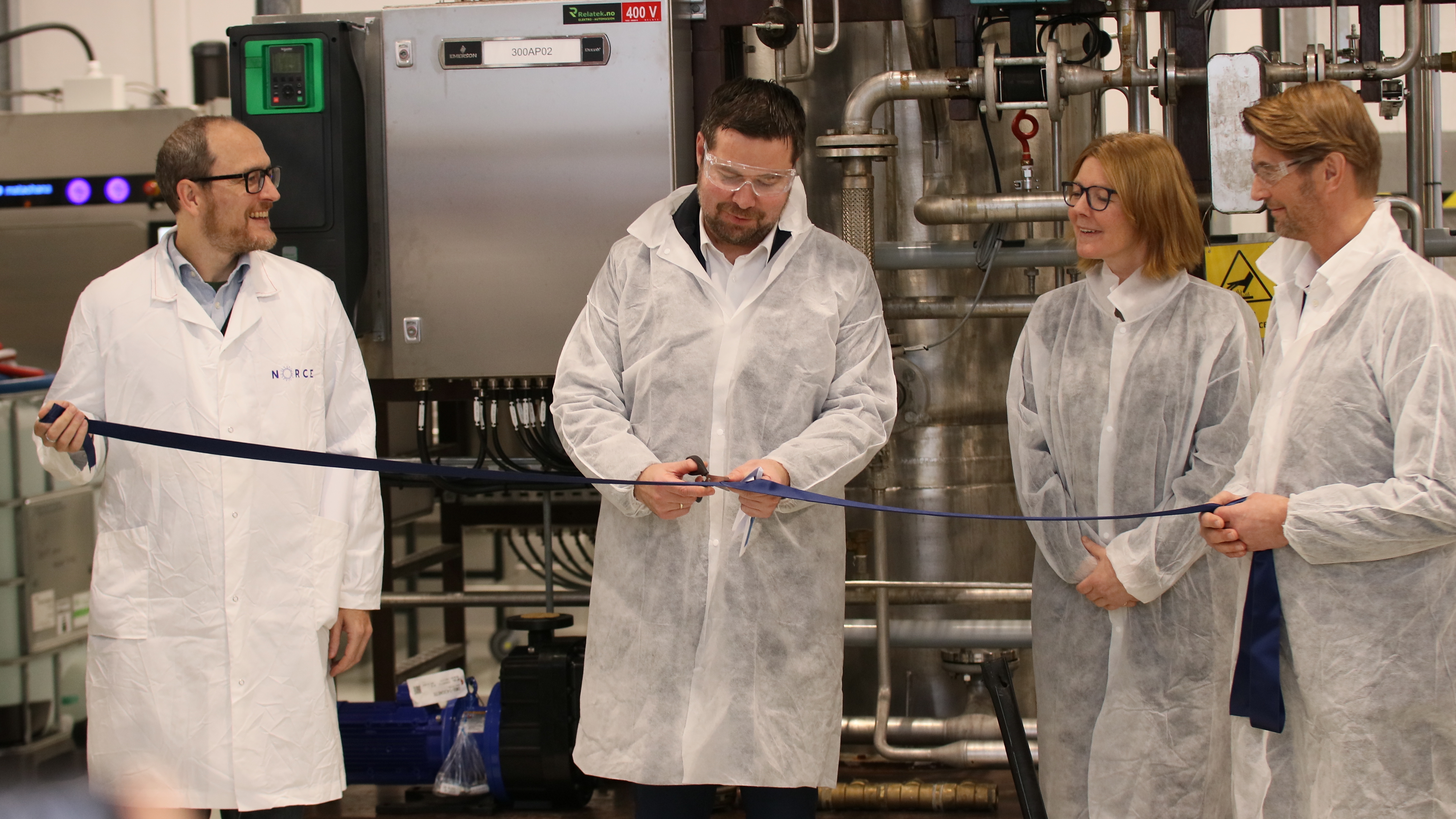 Member of Parliament Geir Pollestad cuts the ribbon to officially open the NORCE Technology Park Risavika and NBioC.